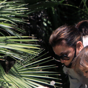 Exclusif - Eva Longoria et son fils Santiago profitent d'un après-midi ensoleillé dans un parc de Los Angeles, le 14 juin 2020. L'actrice de 45 ans porte un masque de protection contre le coronavirus (Covid-19).