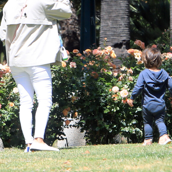 Exclusif - Eva Longoria et son fils Santiago profitent d'un après-midi ensoleillé dans un parc de Los Angeles, le 14 juin 2020. L'actrice de 45 ans porte un masque de protection contre le coronavirus (Covid-19).