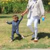 Exclusif - Eva Longoria et son fils Santiago profitent d'un après-midi ensoleillé dans un parc de Los Angeles, le 14 juin 2020. L'actrice de 45 ans porte un masque de protection contre le coronavirus (Covid-19).