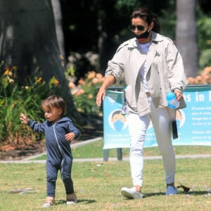 Exclusif - Eva Longoria et son fils Santiago profitent d'un après-midi ensoleillé dans un parc de Los Angeles, le 14 juin 2020. L'actrice de 45 ans porte un masque de protection contre le coronavirus (Covid-19).