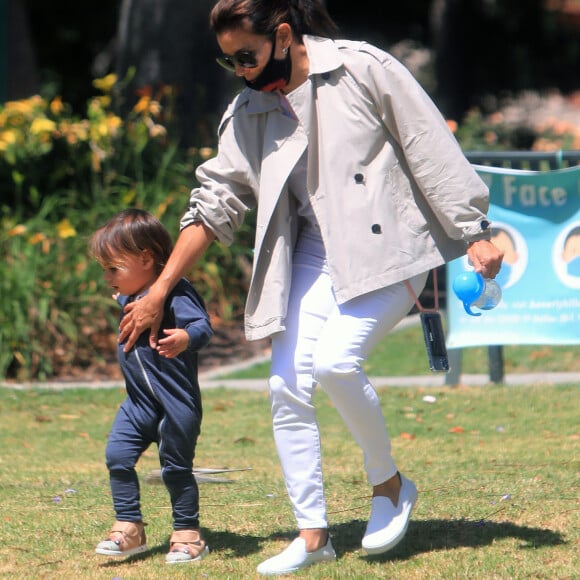 Exclusif - Eva Longoria et son fils Santiago profitent d'un après-midi ensoleillé dans un parc de Los Angeles, le 14 juin 2020. L'actrice de 45 ans porte un masque de protection contre le coronavirus (Covid-19).