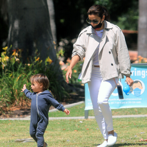 Exclusif - Eva Longoria et son fils Santiago profitent d'un après-midi ensoleillé dans un parc de Los Angeles, le 14 juin 2020. L'actrice de 45 ans porte un masque de protection contre le coronavirus (Covid-19).