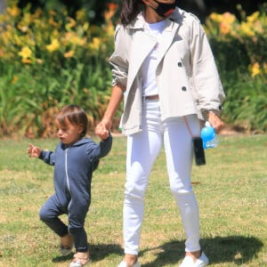 Exclusif - Eva Longoria et son fils Santiago profitent d'un après-midi ensoleillé dans un parc de Los Angeles, le 14 juin 2020. L'actrice de 45 ans porte un masque de protection contre le coronavirus (Covid-19).