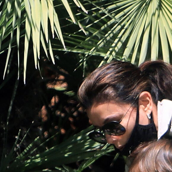 Exclusif - Eva Longoria et son fils Santiago profitent d'un après-midi ensoleillé dans un parc de Los Angeles, le 14 juin 2020. L'actrice de 45 ans porte un masque de protection contre le coronavirus (Covid-19).