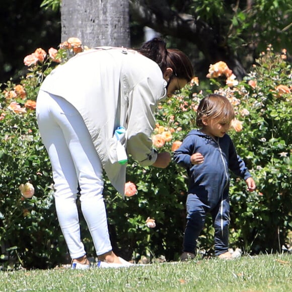 Exclusif - Eva Longoria et son fils Santiago profitent d'un après-midi ensoleillé dans un parc de Los Angeles, le 14 juin 2020. L'actrice de 45 ans porte un masque de protection contre le coronavirus (Covid-19).