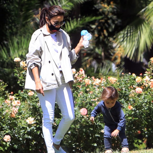 Exclusif - Eva Longoria et son fils Santiago profitent d'un après-midi ensoleillé dans un parc de Los Angeles, le 14 juin 2020. L'actrice de 45 ans porte un masque de protection contre le coronavirus (Covid-19).