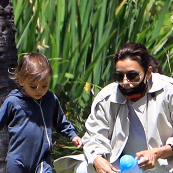 Exclusif - Eva Longoria et son fils Santiago profitent d'un après-midi ensoleillé dans un parc de Los Angeles, le 14 juin 2020. L'actrice de 45 ans porte un masque de protection contre le coronavirus (Covid-19).