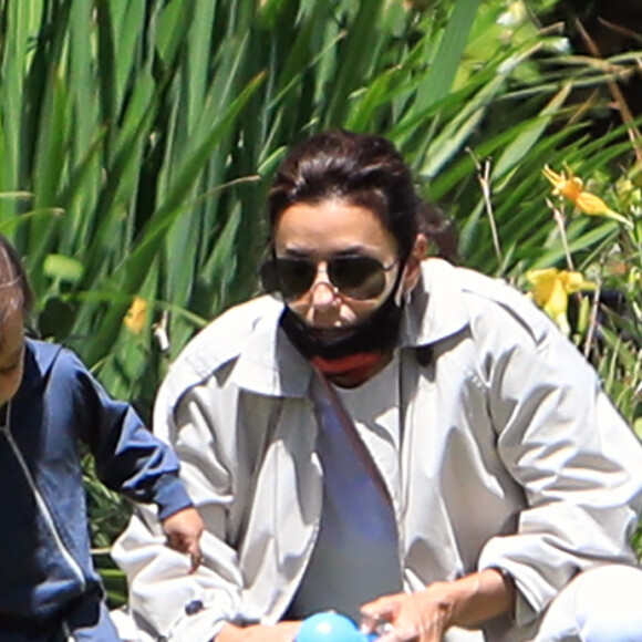 Exclusif - Eva Longoria et son fils Santiago profitent d'un après-midi ensoleillé dans un parc de Los Angeles, le 14 juin 2020. L'actrice de 45 ans porte un masque de protection contre le coronavirus (Covid-19).