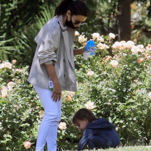 Exclusif - Eva Longoria et son fils Santiago profitent d'un après-midi ensoleillé dans un parc de Los Angeles, le 14 juin 2020. L'actrice de 45 ans porte un masque de protection contre le coronavirus (Covid-19).