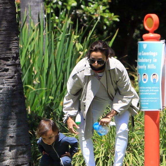 Exclusif - Eva Longoria et son fils Santiago profitent d'un après-midi ensoleillé dans un parc de Los Angeles, le 14 juin 2020. L'actrice de 45 ans porte un masque de protection contre le coronavirus (Covid-19).