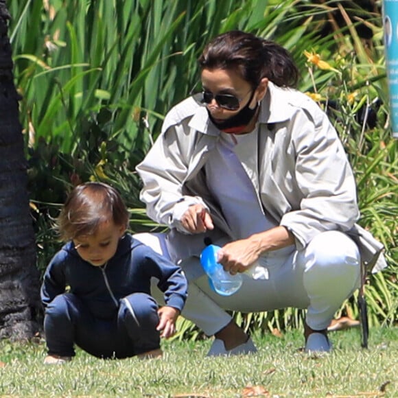 Exclusif - Eva Longoria et son fils Santiago profitent d'un après-midi ensoleillé dans un parc de Los Angeles, le 14 juin 2020. L'actrice de 45 ans porte un masque de protection contre le coronavirus (Covid-19).