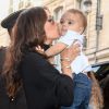 Eva Longoria et son fils Santiago à Paris. Le 27 septembre 2019.