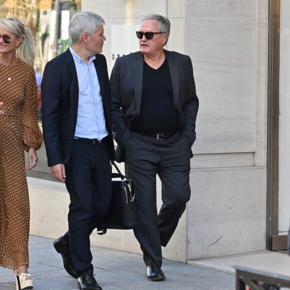 Maître Jacques Verrecchia, Laeticia Hallyday, maître Gilles Gauer, avocat, André Boudou, le père de Laeticia Hallyday - Laeticia.Hallyday sort du cabinet de ses nouveaux avocats avec son père et ils marchent avenue Montaigne à Paris le 18 septembre 2019.