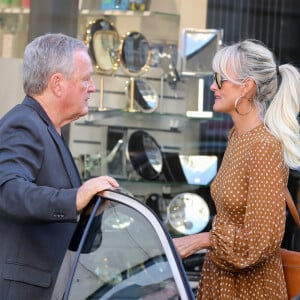 André Boudou et sa fille Laeticia Hallyday - Laeticia Hallyday sort du cabinet de ses nouveaux avocats avec son père et ils marchent avenue Montaigne à Paris le 18 septembre 2019.