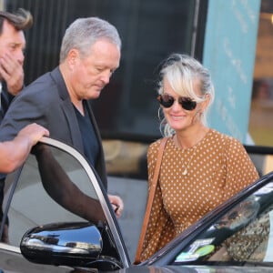 André Boudou, le père de Laeticia Hallyday, Laeticia Hallyday - Laeticia Hallyday sort du cabinet de ses nouveaux avocats avec son père et ils marchent avenue Montaigne à Paris le 18 septembre 2019.