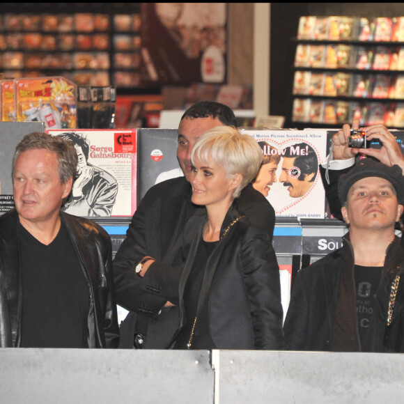 Andre boudou, Laeticia Hallyday, Olivier Dahan - Johnny Hallyday au Virgin Megastore Champs Elysees pour le lancement de la vente de son nouvel album, "Jamais Seul" à Paris en 2011.