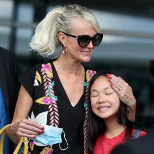 Laeticia Hallyday et ses filles Jade et Joy arrivent, avec des masques de protection contre l'épidémie de coronavirus (Covid-19), à l'aéroport de Paris-Charles-de-Gaulle à Roissy-en-France, France, le 18 juin 2020.