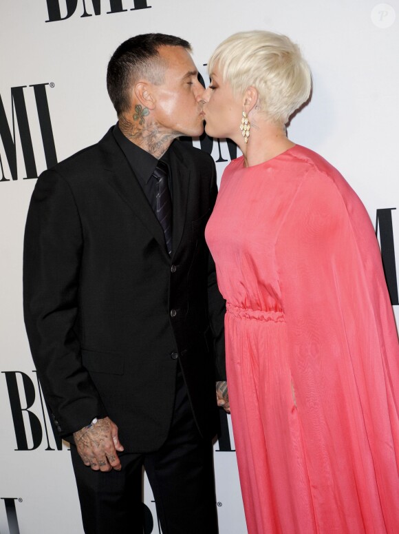 La chanteuse Pink et son mari Carey Hart - People au MBI Pop Music Awards à Los Angeles. Le 12 mai 2015.