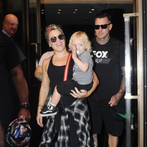 Pink avec son mari Carey Hart et leurs enfants Willow et Jameson, à la sortie de l'hôtel "Balgari" à Londres, le 30 juin 2019.