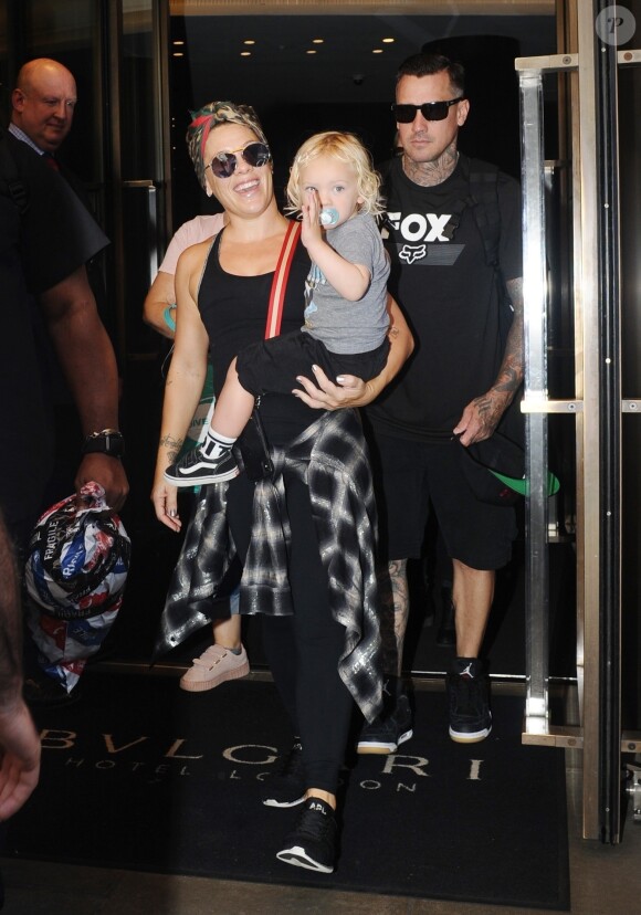 Pink avec son mari Carey Hart et leurs enfants Willow et Jameson, à la sortie de l'hôtel "Balgari" à Londres, le 30 juin 2019.