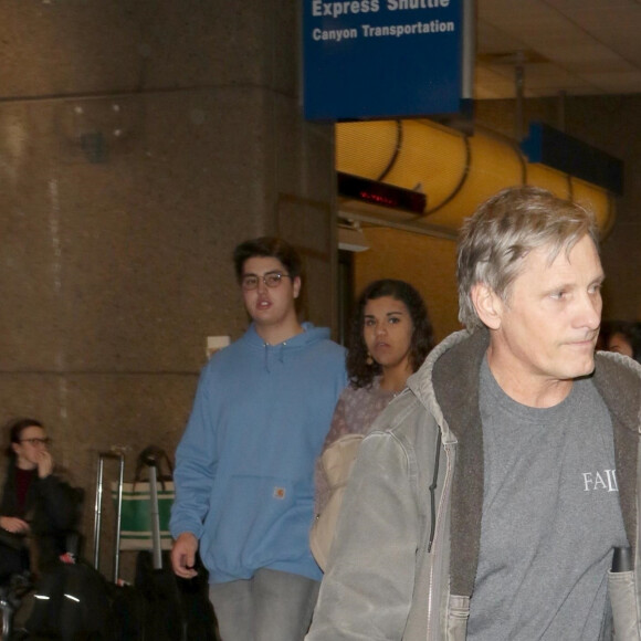 Viggo Mortensen et sa compagne Ariadna Gil - Arrivée des célébrités à l'aéroport de Salt Lake City dans le Utah pour assister au Festival du Film de Sundance, le 22 janvier 2020.
