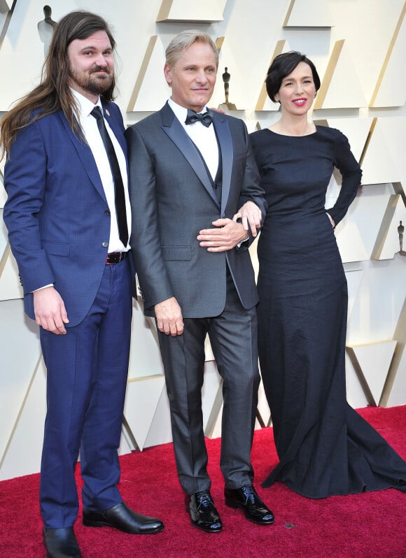 Viggo Mortensen entre son fils Henry Mortensen et sa compagne Ariadna Gil lors du photocall des arrivées de la 91e cérémonie des Oscars 2019 au théâtre Dolby à Hollywood, Los Angeles, Californie, Etats-Unis, le 24 février 2019.
