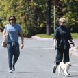 Exclusif - Gwyneth Paltrow et son mari Brad Falchuk respectent la distance sociale lors d'une sortie avec le chien pendant le confinement (stay-at-home) de l'épidémie de coronavirus (COVID-19) à Los Angeles le 29 mars 2020.