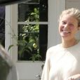 Exclusif - Gwyneth Paltrow s'amuse de voir des amis de son fils arriver chez elle en klaxonnant et en musique pour le 14ème anniversaire de son fils Moses à Los Angeles, le 8 avril 2020.
