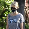 Exclusif - Gwyneth Paltrow et son mari Brad Falchuk, tous les deux avec un masque de protection, sortent pour une marche sportive à Los Angeles le 9 juin 2020.