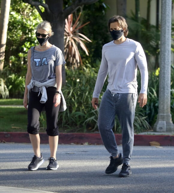 Exclusif - Gwyneth Paltrow et son mari Brad Falchuk, tous les deux avec un masque de protection, sortent pour une marche sportive à Los Angeles le 9 juin 2020.