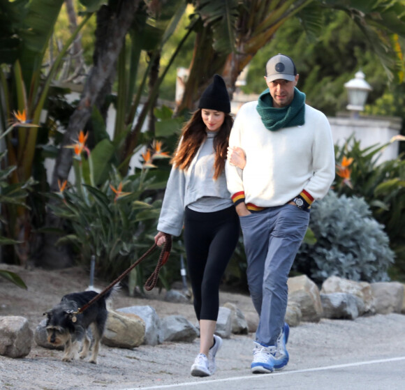 Exclusif - Dakota Jonhson et son compagnon Chris Martin promènent leur chien malgré l'épidémie de coronavirus (COVID-19) à Los Angeles, le 29 mars 2020.
