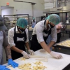 Meghan Markle et le prince Harry en cuisine pour l'association californienne Homeboy Industries, le 23 juin 2020.