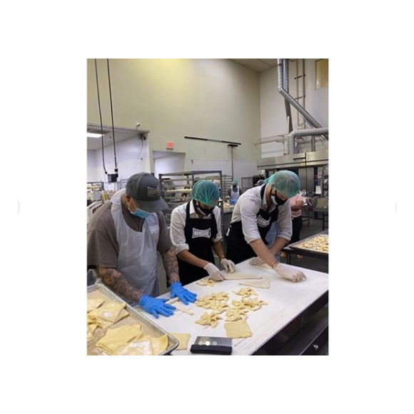Meghan Markle et le prince Harry en cuisine pour l'association californienne Homeboy Industries, le 23 juin 2020.