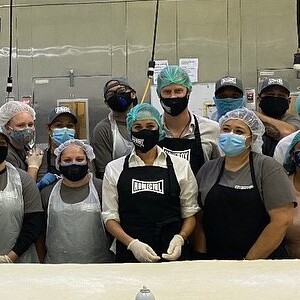 Meghan Markle et le prince Harry en cuisine pour l'association californienne Homeboy Industries, le 23 juin 2020.