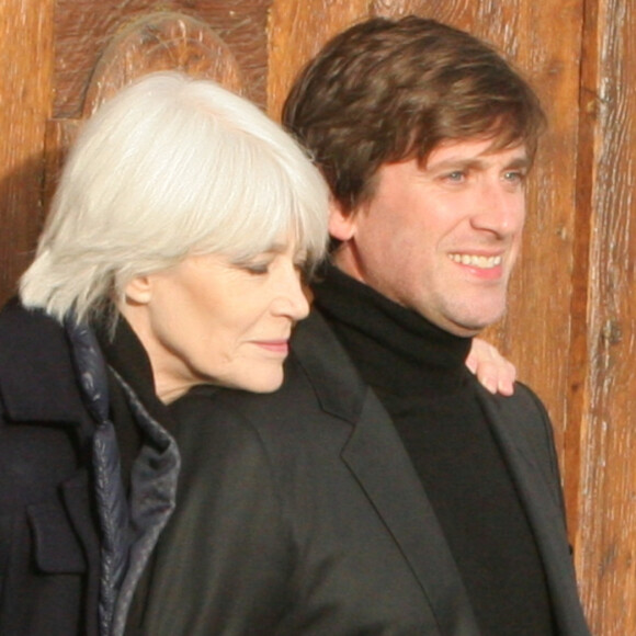 Exclusif - Françoise Hardy et son fils Thomas Dutronc se baladent le long des quais de l'Île Saint-Louis à Paris, France, le 2 novembre 2016.