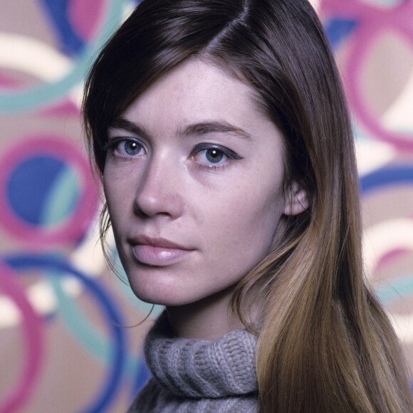 Archives - En France, à Paris, portrait studio de Francoise Hardy. Le 15 janvier 1967.