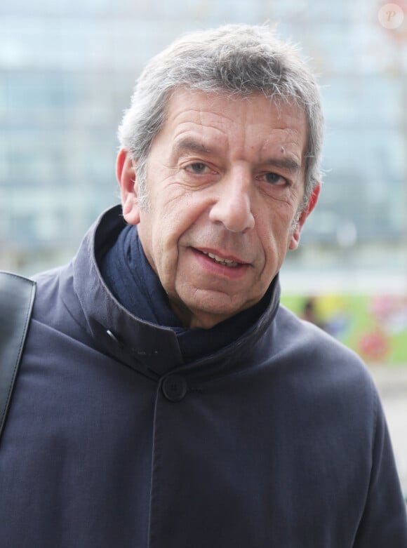 Michel Cymes - People à la sortie des studios de la station de radio RTL à Paris le 28 novembre 2019. © Jonathan Rebboah / Panoramic / Bestimage