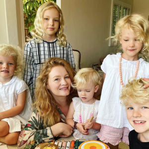 Kimberly Van Der Beek et ses 5 enfants Olivia, Joshua, Annabel, Emilia et Gwendolyn. Juin 2020.