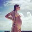 La compagne de Pierre Niney, Natasha Andrews, enceinte. Mars 2020.