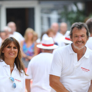 Jean-Luc Reichmann et sa femme Nathalie lors du trophée de pétanque "Sénéquier 209" sur la place des Lices à Saint-Tropez, Côte d'Azur, France, le 22 août 2019.