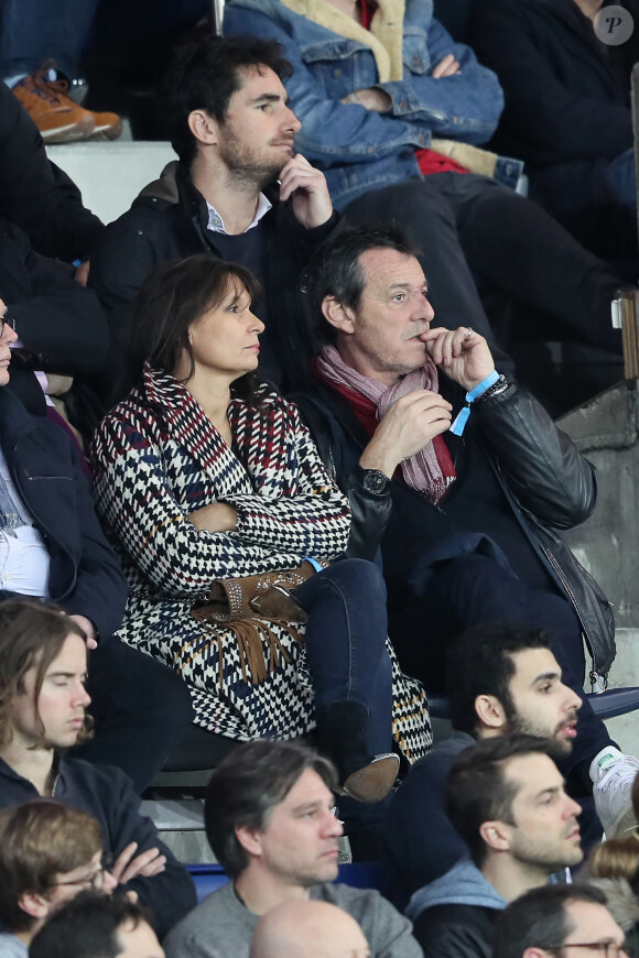 Jean-Luc Reichmann et sa femme Nathalie dans les tribunes du match de football de Ligue 1 PSG - Monaco au Parc des Princes à Paris, le 15 avril 2018. Le PSG a battu Monaco 7-1 et s'offre son 7ème titre de champion de France avant la fin de la saison.15/04/2018 - Paris