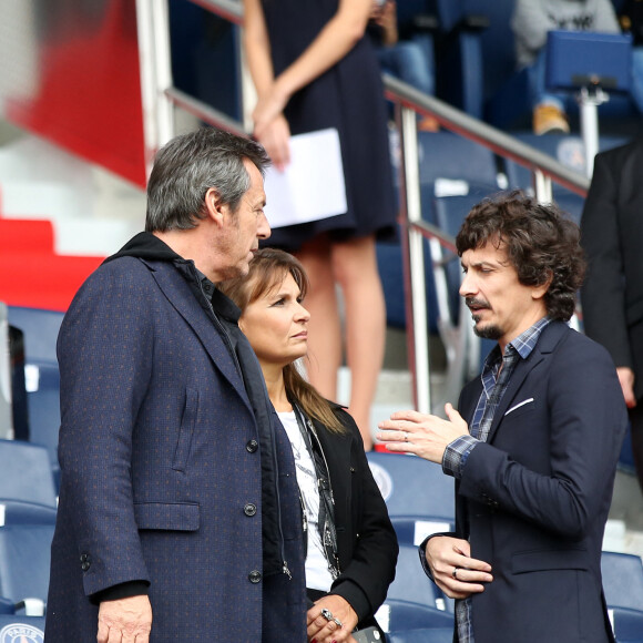 Jean-Luc Reichmann et sa femme Nathalie, Arnaud Tsamere - People au match de football entre le Psg et Bordeaux au Parc des Princes à Paris le 1er octobre 2016. © Cyril Moreau/Bestimage 01/10/2016 - Paris