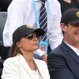 Jean-Luc Reichmann et sa femme Nathalie - People dans les tribunes lors du Tournoi de Roland-Garros (les Internationaux de France de tennis) à Paris, le 27 mai 2016. © Cyril Moreau/Bestimage