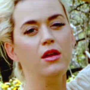 Katy Perry dévoile son ventre de femme enceinte en se dénudant entièrement dans le clip de sa chanson "Daisies". Los Angeles. Le 14 mai 2020.