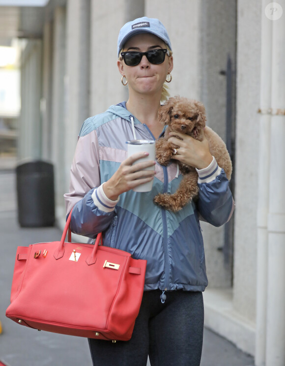 Exclusif - Katy Perry se promène avec son petit chien Nugget dans les rues de Santa Monica, Los Angeles, le 9 août 2019.