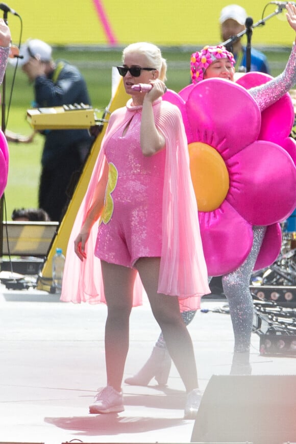 Katy Perry, enceinte, lors de la finale de l'ICC Womens T20 à Melbourne, en Australie. Le 8 mars 2020.