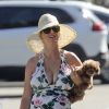Exclusif - Katy Perry, son petit chien Nugget dans les bras, se rend à la plage avec son compagnon Orlando Bloom torse nu lors du week-end de Memorial Day le 24 mai 2020 à Santa Barbara.
