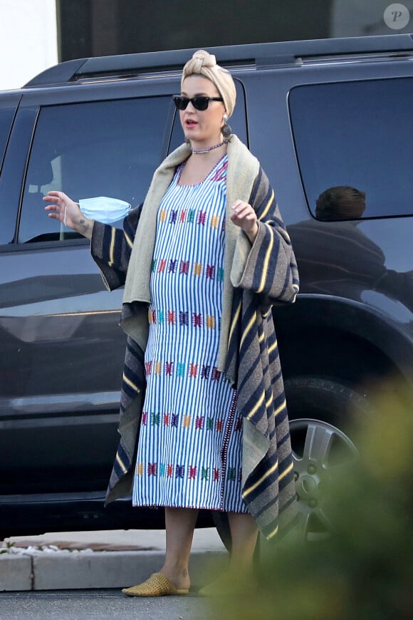 Exclusif - Katy Perry, enceinte, donne un billet de 20 dollars à un sans-abri pendant qu'elle attend en voiture au drive Mc Donald à Los Angeles le 23 mai 2020.