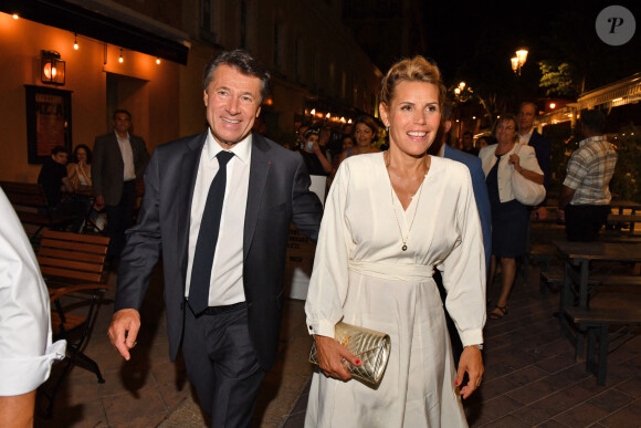 Christian Estrosi, élu avec 59,31 % des voix, fait une déclaration devant l'hôtel de ville de Nice entouré par sa femme Laura et leur fille Bianca le soir des résultats du second tour des élections municipales le 28 juin 2020. © Bruno Bebert / Bestimage