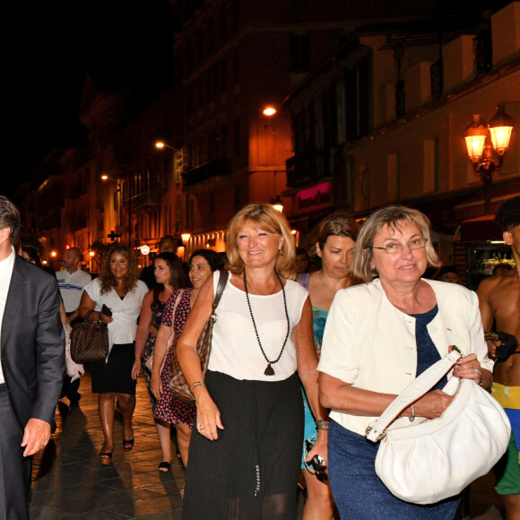 Christian Estrosi, élu avec 59,31 % des voix, fait une déclaration devant l'hôtel de ville de Nice entouré par sa femme Laura et leur fille Bianca le soir des résultats du second tour des élections municipales le 28 juin 2020. © Bruno Bebert / Bestimage